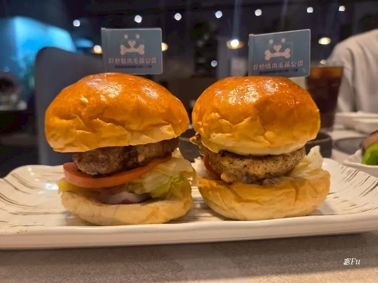 升級加點$39/49，雞/牛寶堡，一份小小一個吃起來很剛好，風味佳，會想要再吃一個。