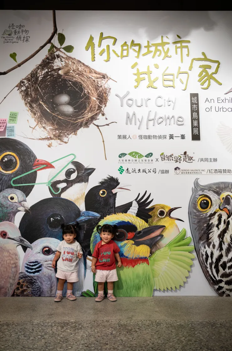 咩咩現在很會走路了，今天完全沒帶嬰兒車出門，也幾乎沒有抱到，還很自動地在門口定格給拍照，好幸福啊～