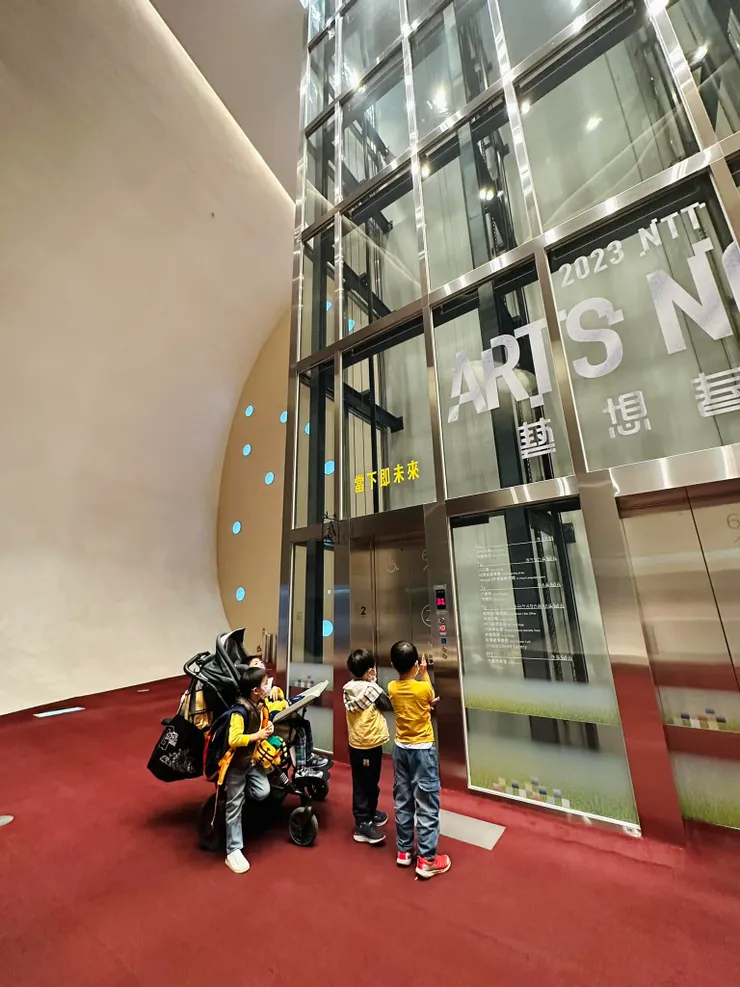 20230201在台中歌劇院也請他人讓出空間讓子祐搭電梯。