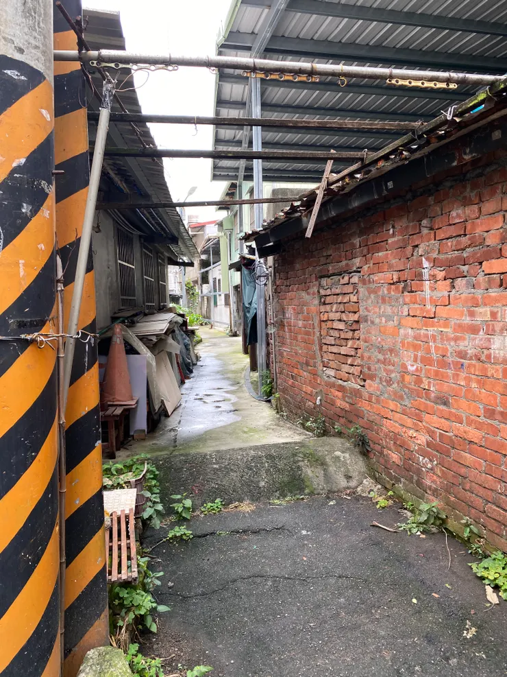 十二張東支線流過中正路275巷與平等街之間的巷弄