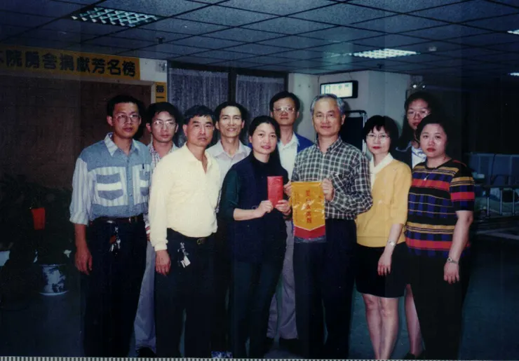 【惟一場長把單位當做大家庭經營，成員如今縱散布各方仍感懷不已！煤場時期與同仁合影。】