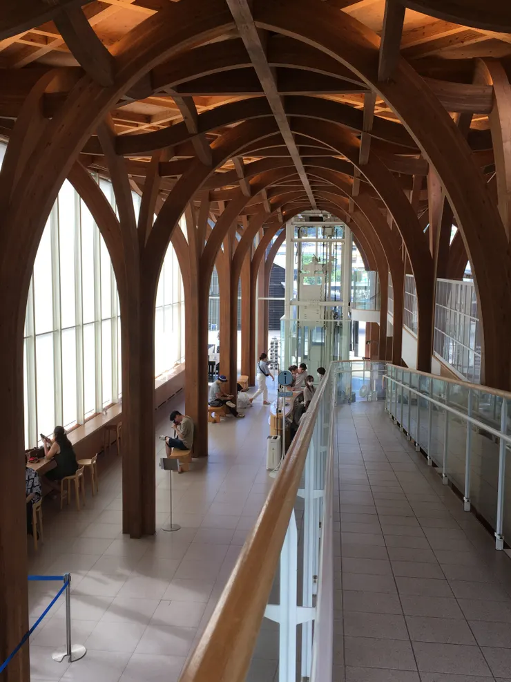 由布市遊客服務中心運用挑高木柱搭配全室整面落地窗