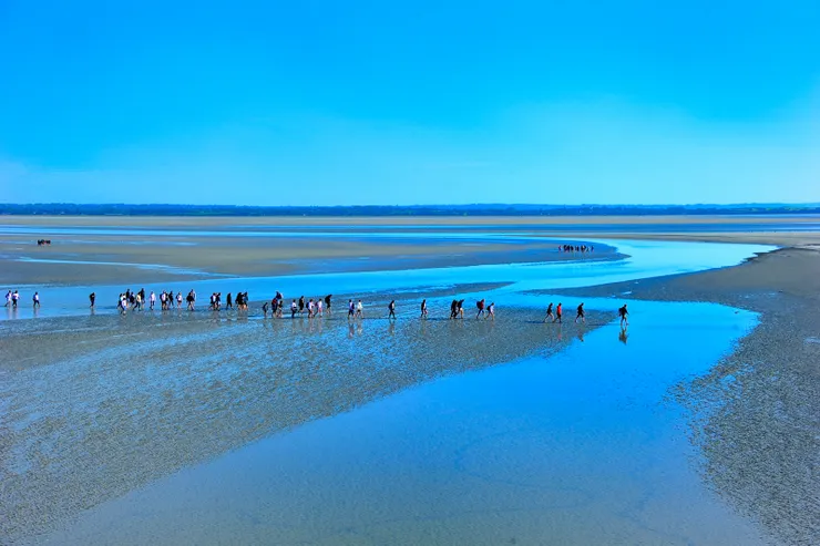 【城前淺灘為翡翠海灘，漫步探索其間或也為熱門活動之一。】