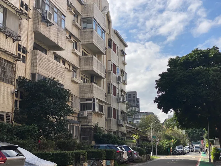 溫州街18巷日式宿舍已改建為公寓樓房（最後一間即臺老師故居舊址）