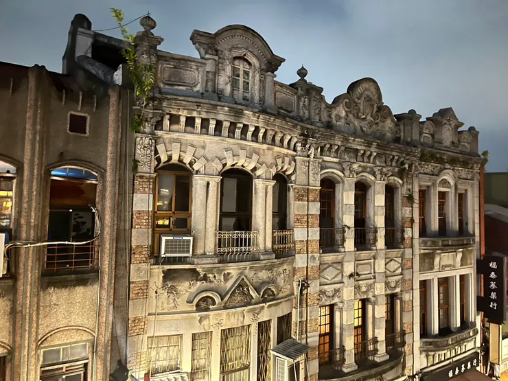 當天晚上從書局頂樓外拍的街景