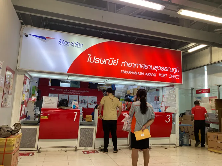 終於在機場的角落找到郵局