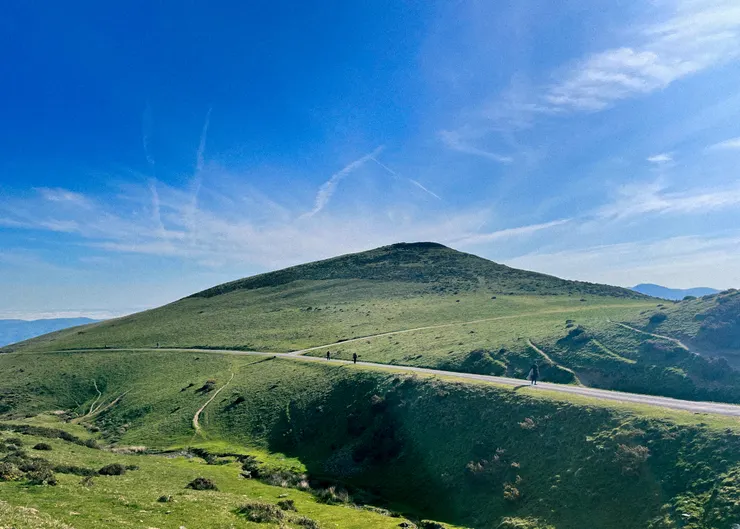 獨行的朝聖者保持著剛剛好的距離，陪伴彼此渡過在無止盡的漫長上坡