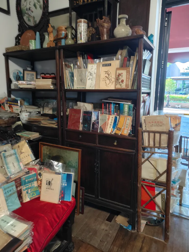 這真是寶藏書店！老闆還用心的把每一本書用塑膠袋裝好防塵防髒汙