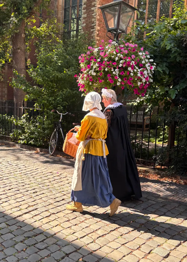 維梅爾倒牛奶的女服就是這個裝扮!黃衣藍裙