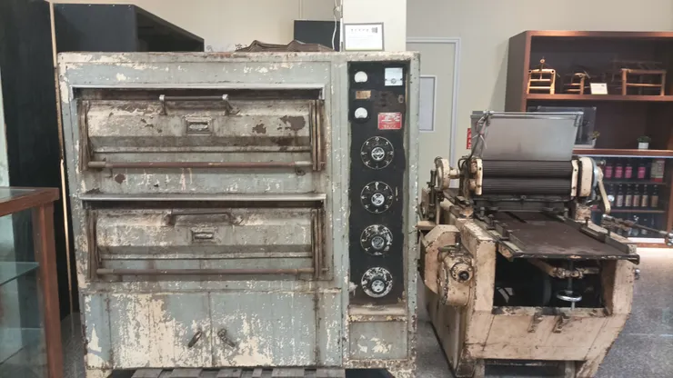 1968舊式電烤爐 阿聰師1967年創立「合味香餅店」,為了使糕餅 的品質趨於穩定,隔年1968年購買他人生中第 一台舊式電烤爐,使他的烘焙技術再提升到新 的層面,同期糕餅業尚處在純手工製餅年代, 阿聰師領先同業購置新設備,帶領糕餅業進入 新領域。