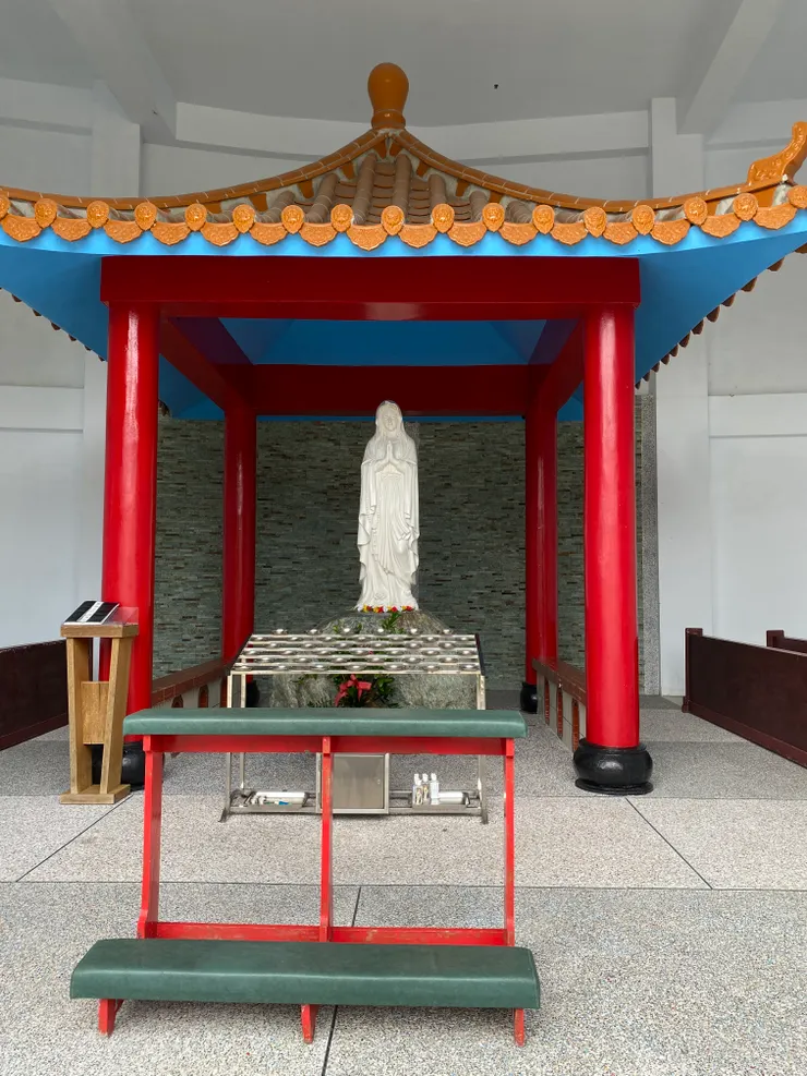 鑽尖頂中式屋頂的聖母像