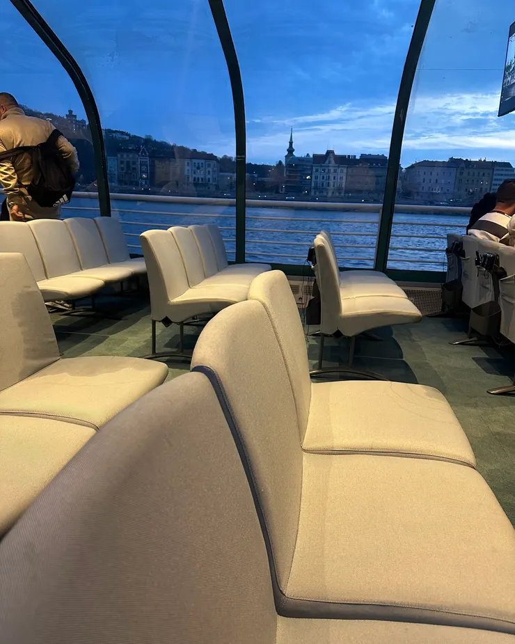 船的內部,不用說就是坐窗邊