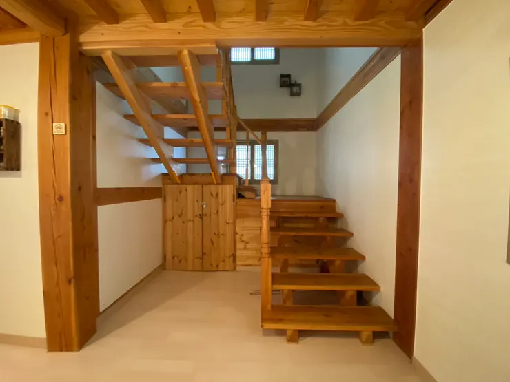 一樓玄關明亮乾淨，通往二樓的樓梯，沒有電梯