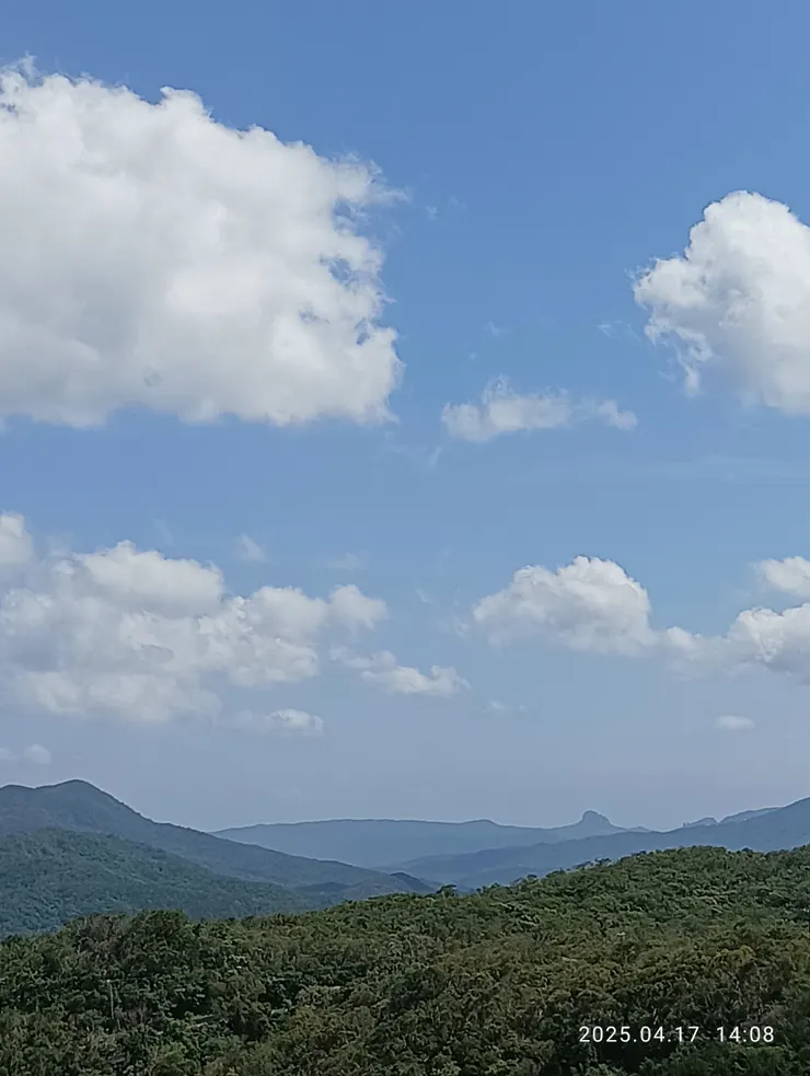 遠處眺望為墾丁的大小尖山