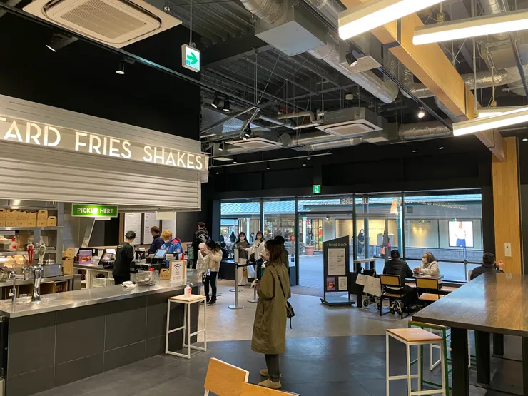 Shake Shack  雖然貴了一點，但生意還算很不錯