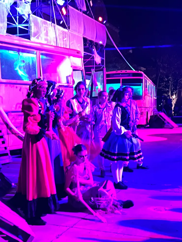 舉槍的女孩最有氣勢，面無表情，在表演時又笑的令人發顫