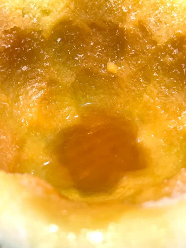 冷凍西瓜皮做酒杯，小玉西瓜的香氣宜人。倒進冷凍威士忌，增添清新。