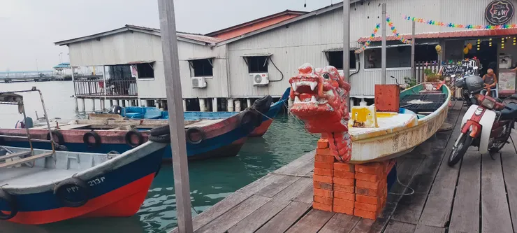 端午節剛過,橋上也有退役的龍舟