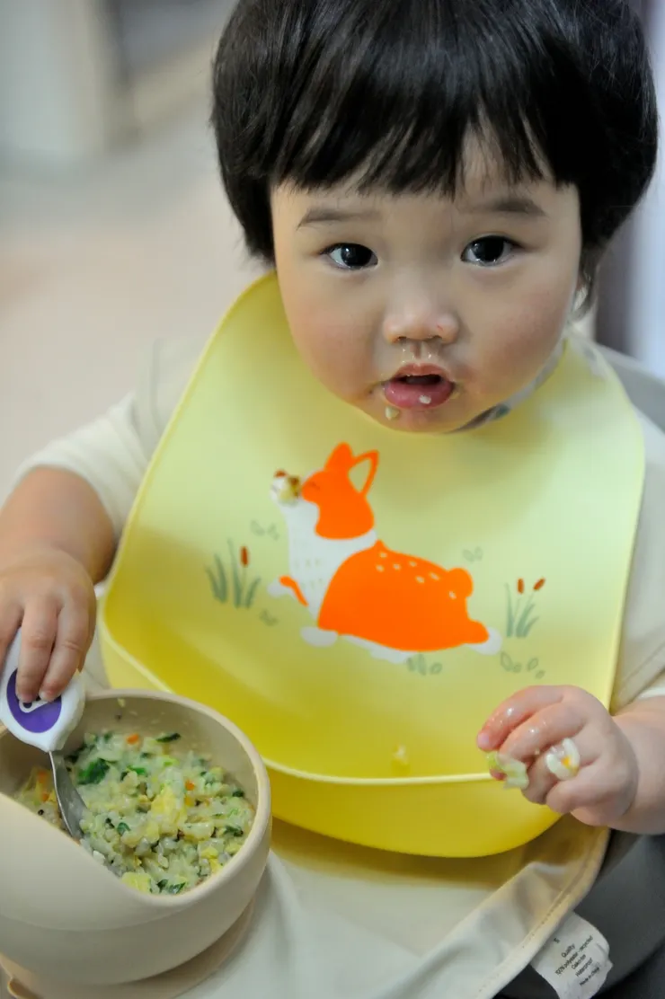 【要吃總急如星火兩老焦頭爛額！綠色蔬菜會挑出來不肯吃，奶奶切碎做到燉飯裡就吃得很開心。】