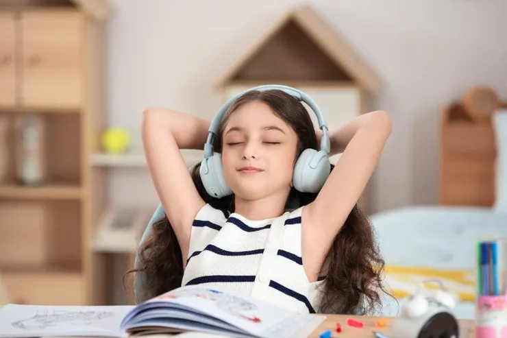 ▲1MORE HQ20搭載三段智慧音量調節,當耳機維持於高頻播放超過30分鐘時,即自動降低至中頻,以減少高音量對耳朵造成的負擔。