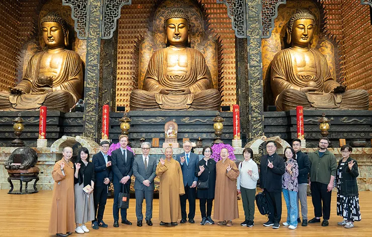 美國史密森尼亞洲藝術博物館蔡斯・羅賓遜館長一行參訪佛光山大雄寶殿,佛光山常務副住持慧傳法師及館長如常法師共同合影
