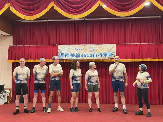 外國友人一起騎環島