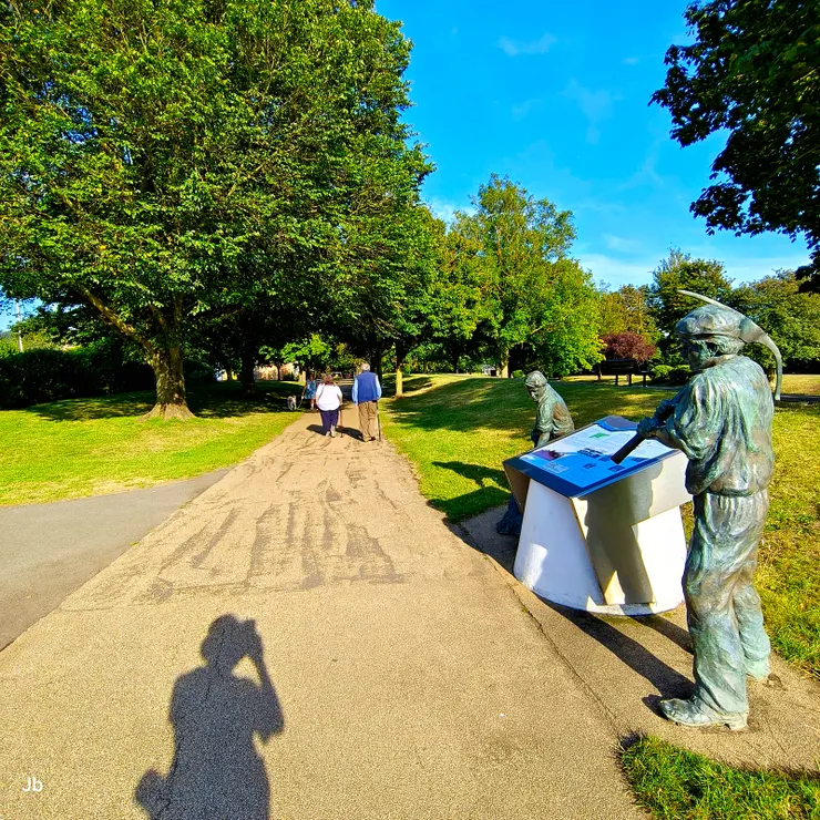【軍事運河在北邊將住宅區環抱，當年深恐拿破崙入侵鳩工打造！紀念海軍施工人員的銅雕。】
