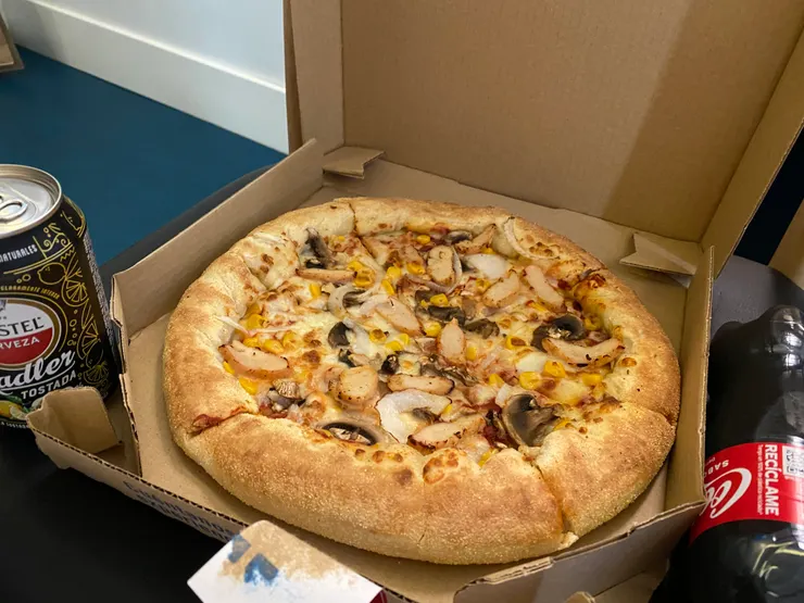 結果披薩🍕便宜又好吃，還是熱的