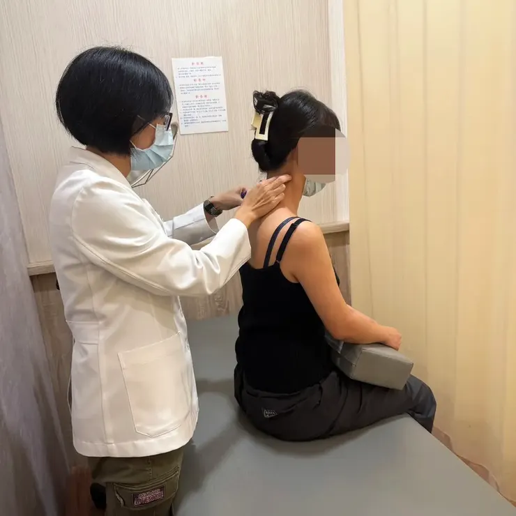 宜君醫師透過觸診精準定位受傷的肌肉群。