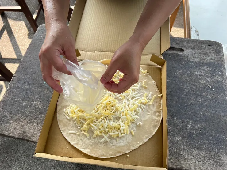 灑下滿滿的起司