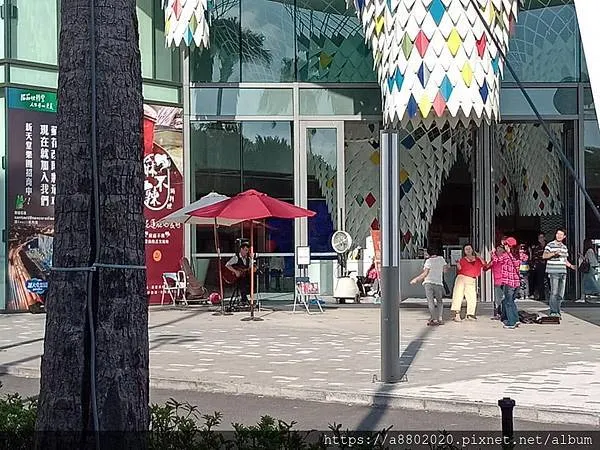 街頭藝人表演/情非得已