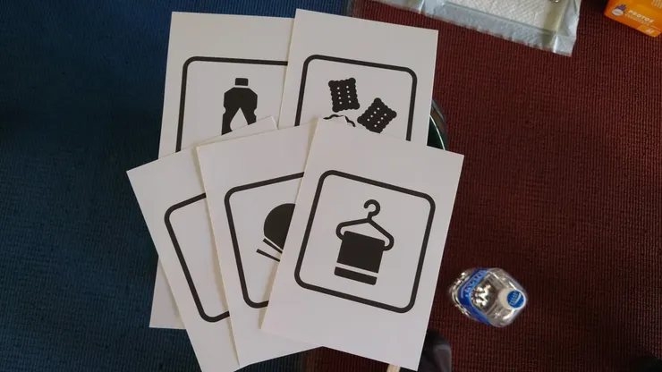 演訓時物資發送以大張圖卡代替，有基礎乾糧、飲水、主食券、睡袋、換洗衣物等五項。