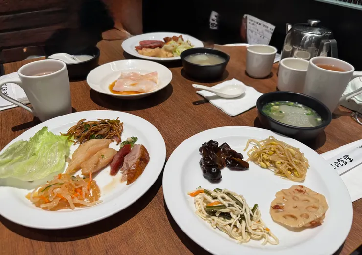 村民食堂廚窗港點_第一round拿的菜色，後來光顧著吃就忘記拍照了～