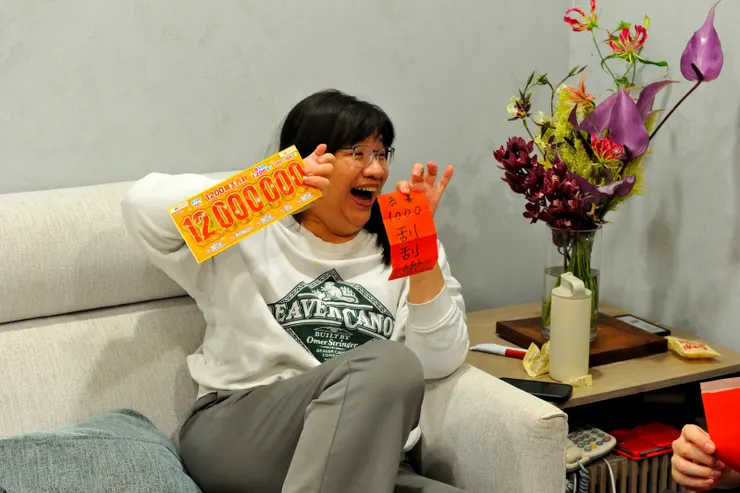 【把婆家當娘家回拉拉再創新遊戲！鏟到的紅包開獎，麗玉拿到希望無窮的千元刮刮樂一張。】