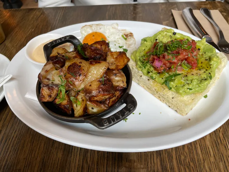 酪梨吐司 Avocado on Toast：★★★★☆（4/5) ; 烤馬鈴薯 Roasted Potatoes：★★★★☆（4/5）