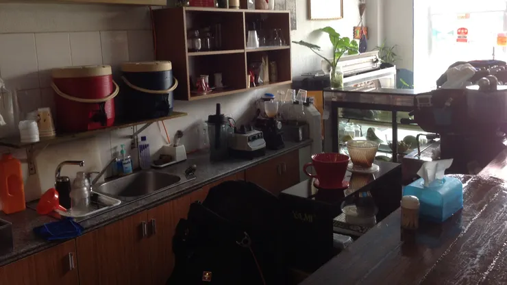 曾有段時日我連吧檯都不敢在站上去面對客人，客人只要通哥的咖啡!