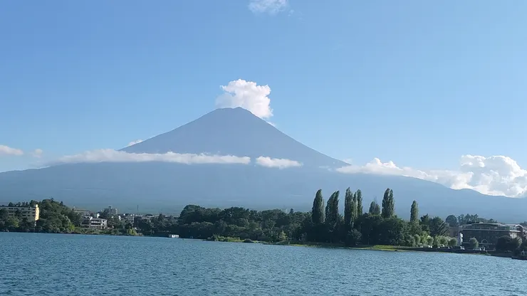 下午在河口湖搭天晴號看到富士山的全貌。