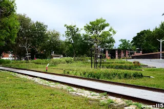 現在鐵軌變成花圃