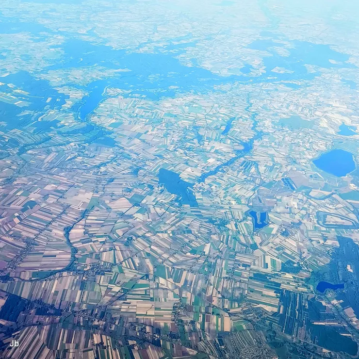 【天氣好憑窗俯瞰歐陸山川未閤眼！華沙周邊如「立體派繪畫」般的農田。】