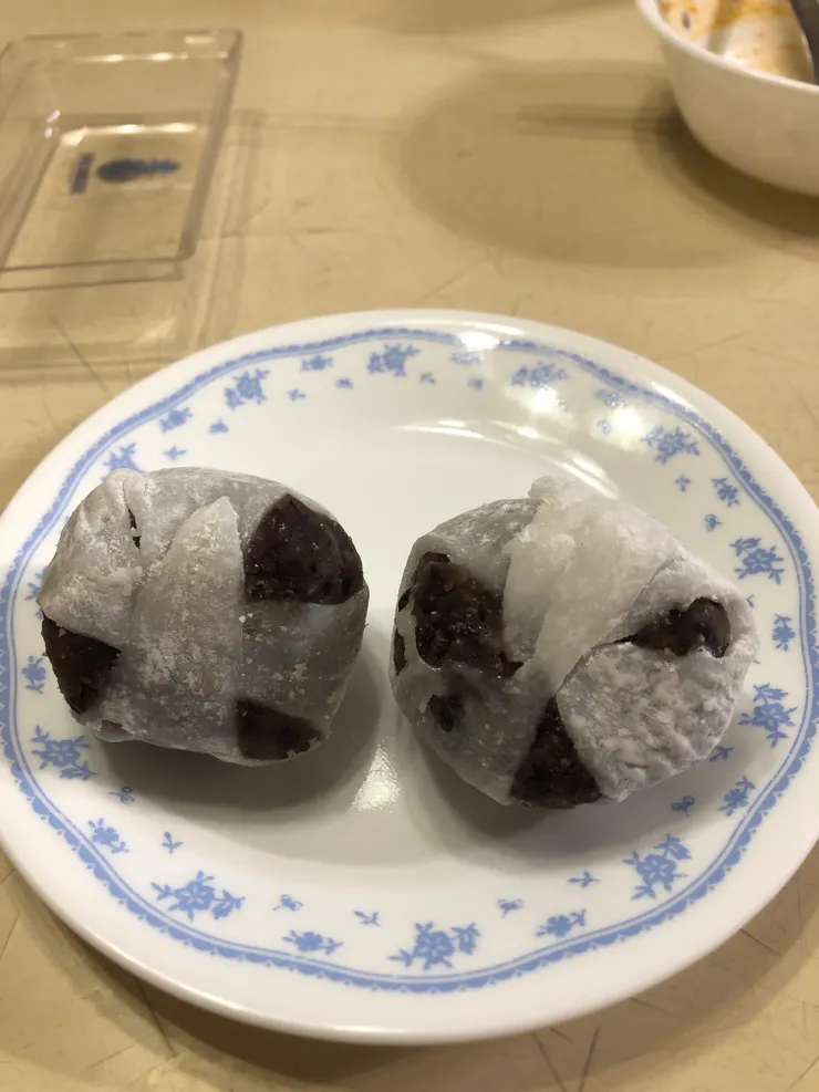 可能是草莓太大顆，外皮都包不下了。