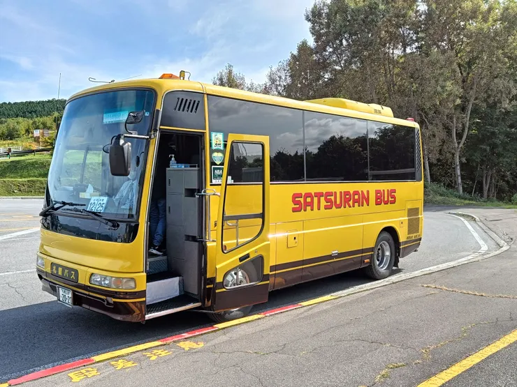 那天團員不多，搭乘的是這台小型巴士