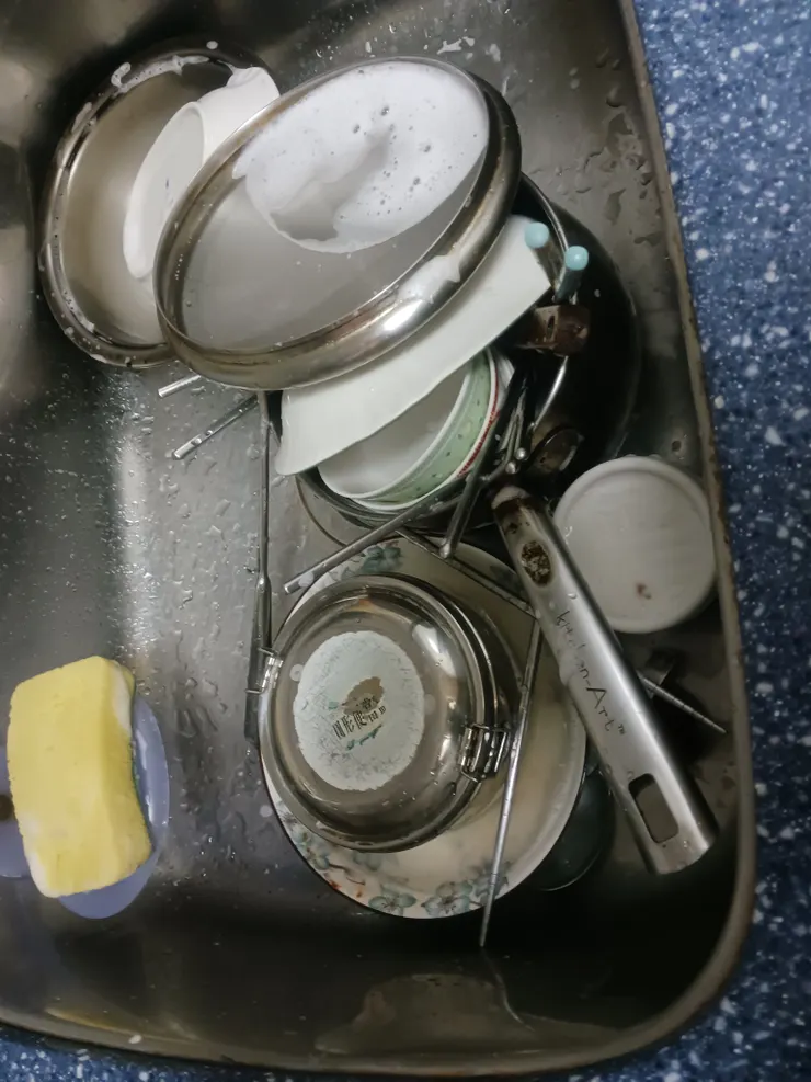 有各式碗盤、筷子、湯匙