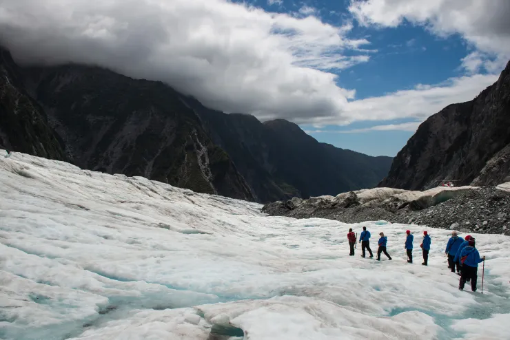 天氣開始變差了，回程走在冰川上