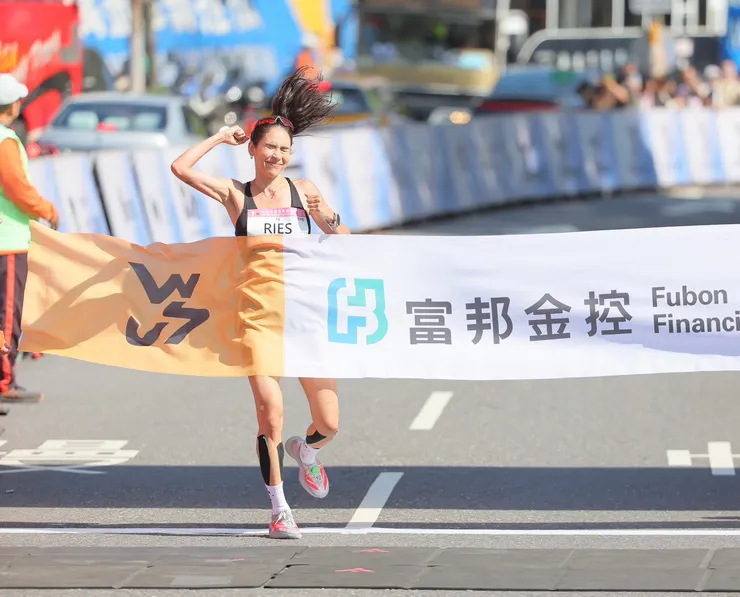 2026新北市萬金石馬拉松，馬拉松國內女子組總排第一雷理莎。成績：2小時53分01秒