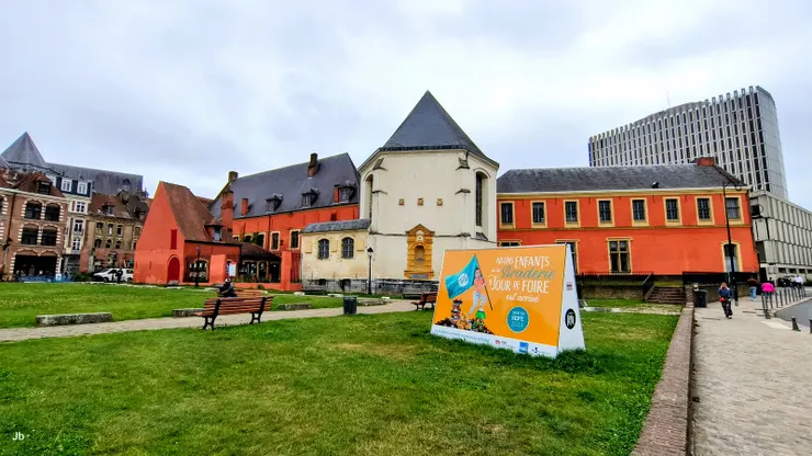 【聖母大教堂附近，背景為伯爵夫人臨終關懷博物館(Musée de l'Hospice Comtesse)背面。】