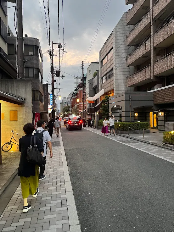 店面大約在圖中可以看到的遮雨棚位置，這個視角是三条通面西方向。