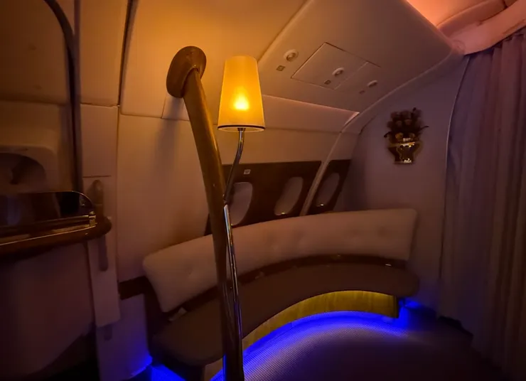 酒吧使用中的時候，變幻浪漫了燈光