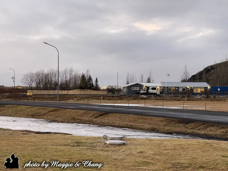 今天迎著初升的朝陽出發，朝冰島東南方前進。車窗外的天地如同一幅幅北境畫卷，漸次展開—雪白的平原、靜默的山巒、曠野上孤單的小屋，