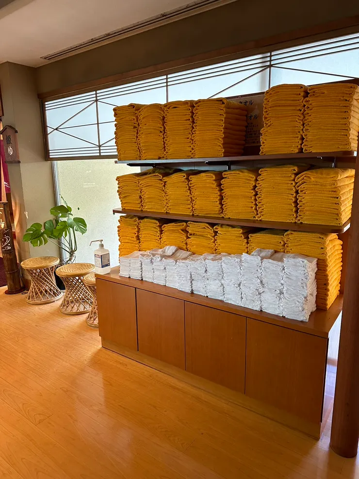 進入男女泡湯區之前可以自行取用的大小毛巾。