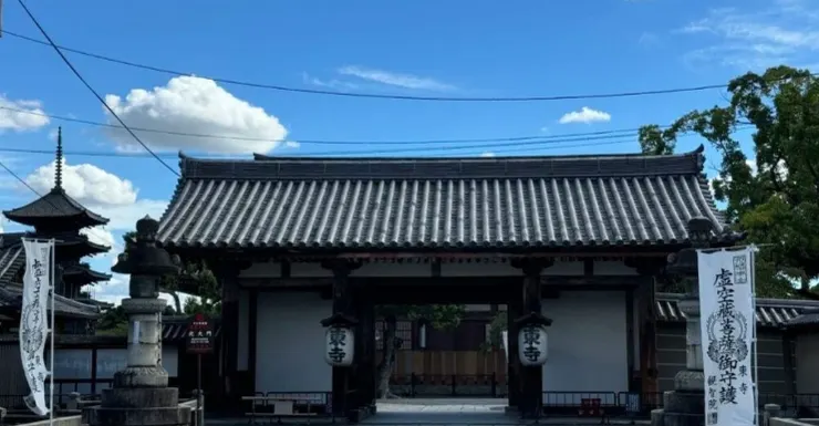京都東寺正門與五重塔遠景